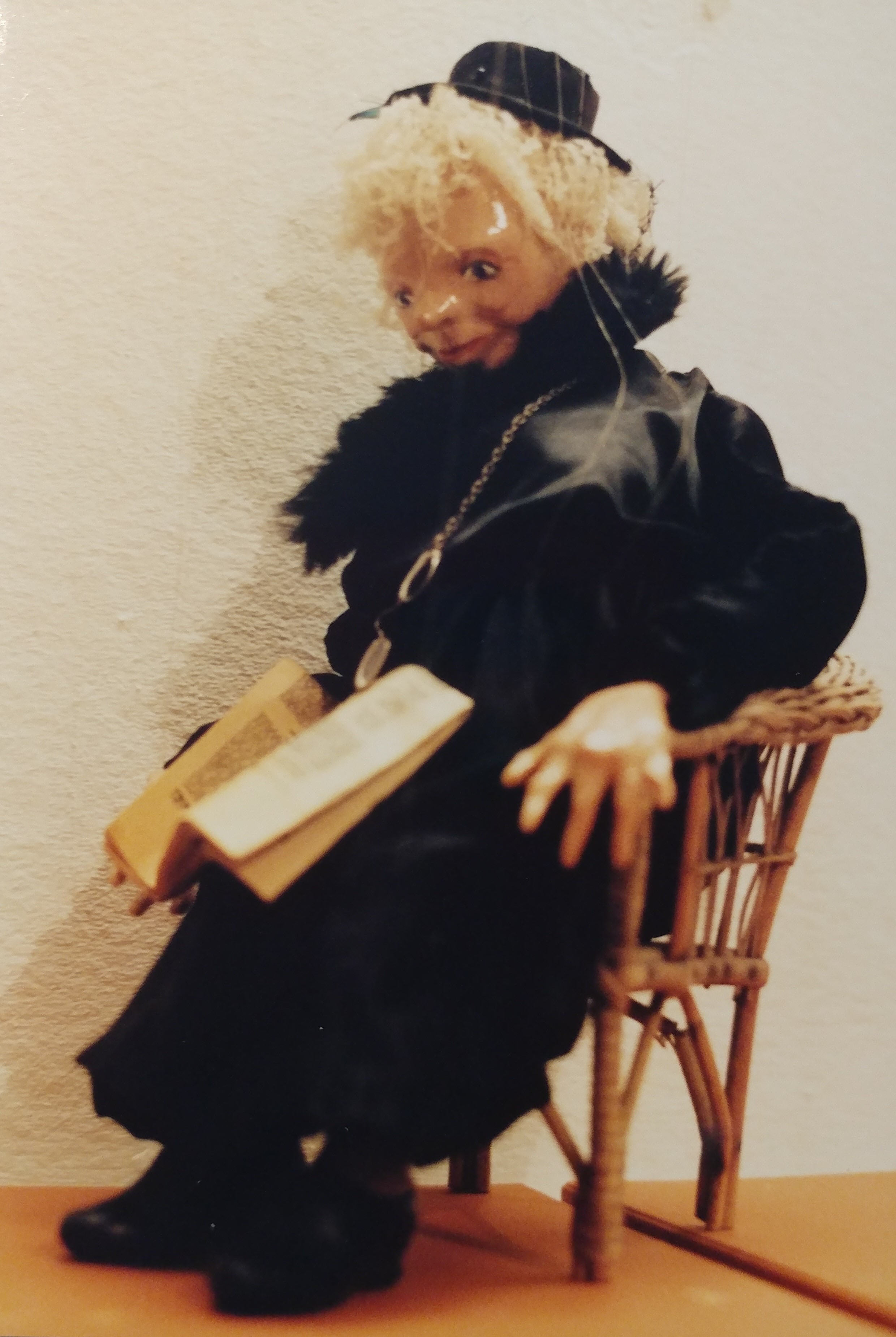Oma, Marionette